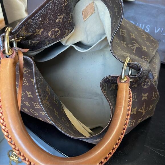 Louis Vuitton Artsy MM Monogram Canvas - Picture 10 of 16